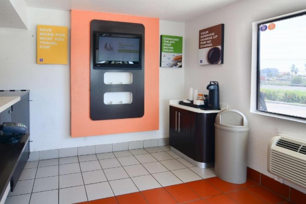 Motel 6-Galveston, TX image 11